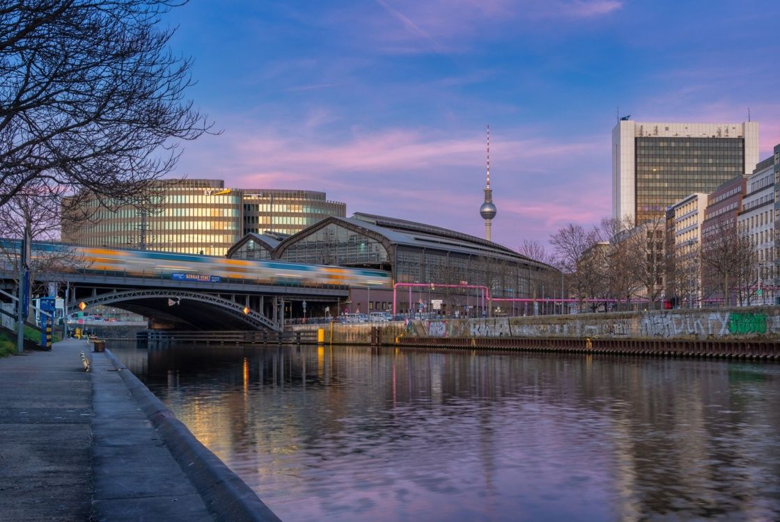 Berlin Highlights & Sustainability with E-Boat and E-Bike